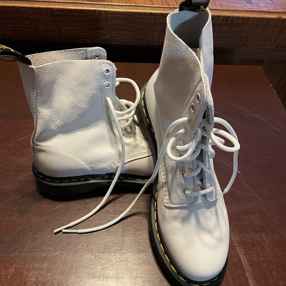 DR. MARTEN SMOOTH LEATHER LACE UP BOOTS